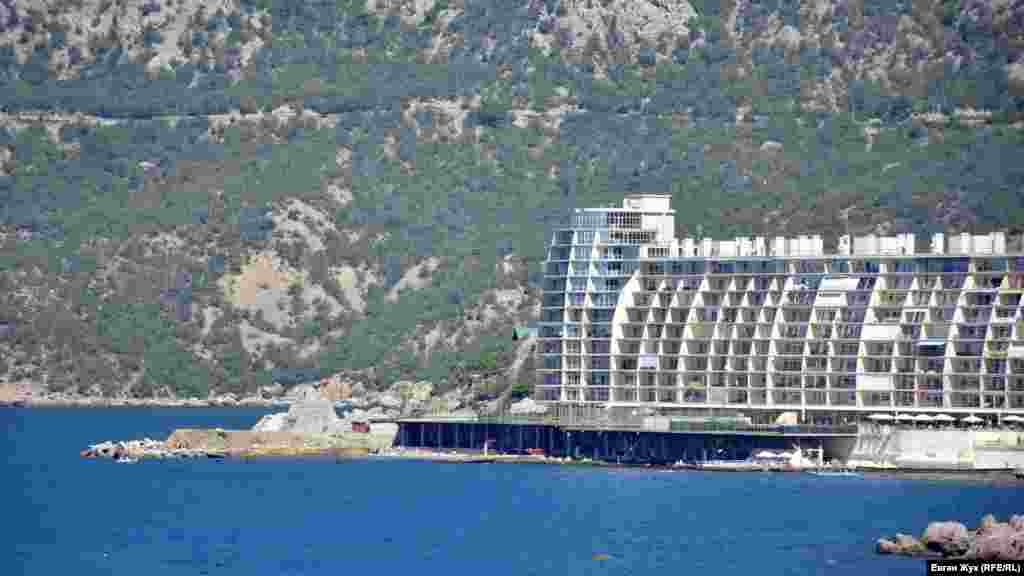 Комплекс «Бухта мрії» на березі затоки побудована київським ТОВ «Науково-виробнича фірма «Реле». Російська влада з 2015 року регулярно намагається його закрити