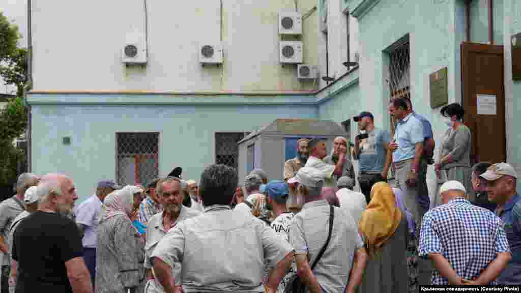 За його словами, він переговорив з Аксеновим. Той попросив мітингувальників визначити п'ятьох своїх представників і прийти до нього на прийом