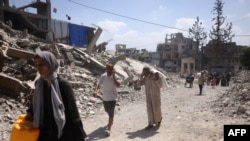 Газада жашаган палестиндер үйлөрүн таштап тынч жай издөөгө аргасыз. 26-август, 2025-жыл.