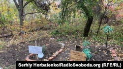 Mormintele civililor din Kosteantinivka, regiunea Donețk.