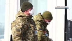 Українські прикордонники міряють температуру тим, хто виїжджає з Криму (відео) Українські прикордонники міряють температуру тим, хто виїжджає з Криму (відео)