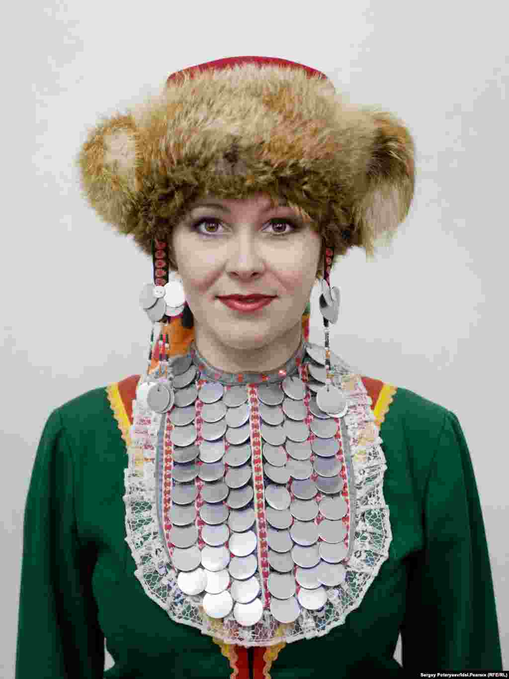 Старикова Олеся, 33 года, артистка балета "Мама у меня чистокровная марийка, папа – 50 на 50. Что для меня значит быть мари? В это все входит! И язык, и обряды, и семья, теперь это и есть народ. Язык является неким ключом к пониманию отношения мари к природе. Именно через него можно выразить все чувства, которые сложно рассказать, но можно прочувствовать. Мари – это связь с прошлым и осознание себя. Мой дедушка как раз был стержнем этой связи. Всегда раздавал еду детям, а сам кости доедал. Это и есть для меня мари. Мы с мужем специально купили дом, чтобы у детей была своя Родина, своя связь с землей. Квартира – это совсем иное".