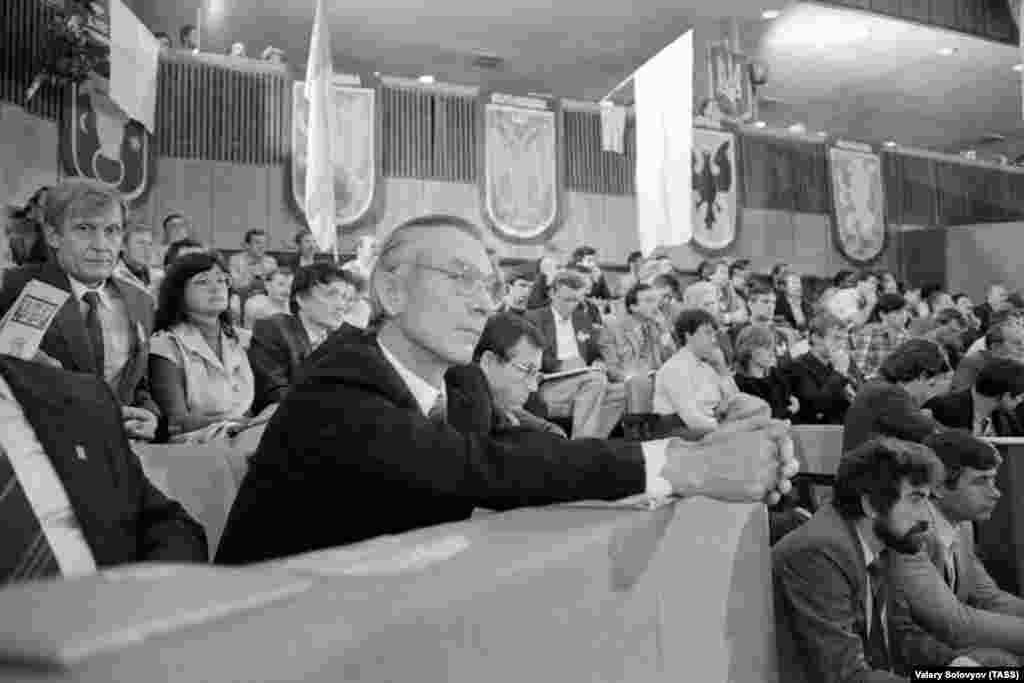 З’їзд ухвалив Статут та Програму організації, обрав керівні органи Руху. Головою НРУ став поет і громадський діяч Іван Драч. А виконавчий орган – Секретаріат Руху – очолив колишній політв’язень Михайло Горинь