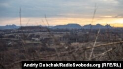 Шахтні териконі на підконтрольній російським гібридним силам території, вид з окраїн міста Золоте