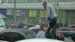 Момент нападу на автомобіль Порошенка – відео Момент нападу на автомобіль Порошенка – відео