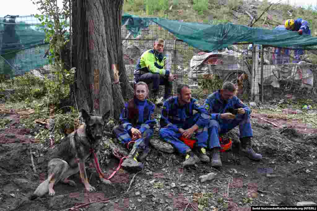 Виснажені рятувальники...