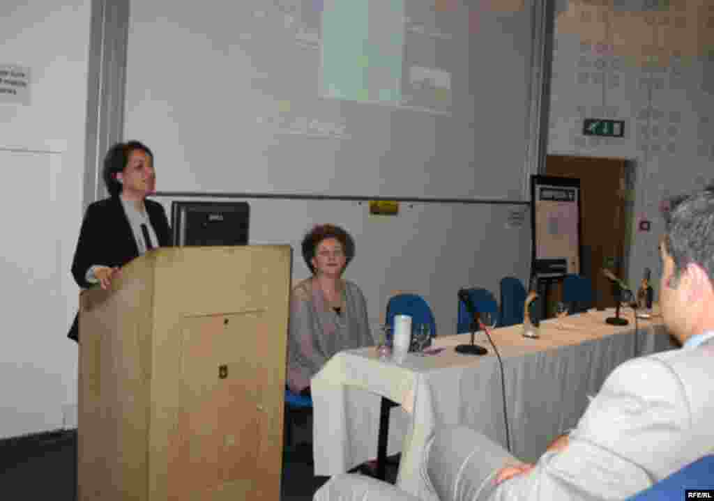 Ташаббускори ҳамоиш, доктор Маъсумаи Турфа барномаҳои нишастро муаррифӣ кард. - Dr. Massoumeh Torfeh of the Center for Media and Film Studies at the Khalili Lecture Theatre, SOAS, University of London, 06June2008 Central Asia Iran culture