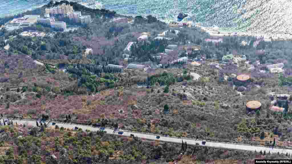 Форосский Кант – западная вершина рассеченной на три части горы из известнякового монолита Мшатка-Кая. Через него проходит более 20 туристических маршрутов разной категории сложности, которые пользуются большой популярностью у местных, туристов, а также альпинистов. Корреспондент Крым.Реалии отправился по одному из таких маршрутов и запечатлел прогулку на фото