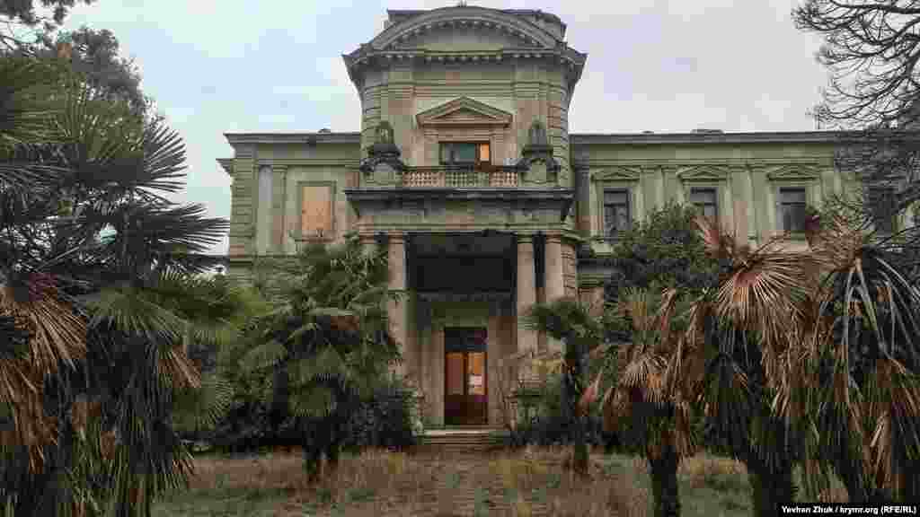 У парку імені Мордвинова, розташованому на 18 гектарах у центрі Ялти, є палац графа Мордвинова, який може змагатися з розкрученими туристичними визначними пам'ятками. Стан палацу не кращий, як і самого парку, але вціліла архітектура старовинної будівлі вражає. Зведена вона при графі Мордвинові Олександрі Олександровичі другому в період з 1898 до 1903 року