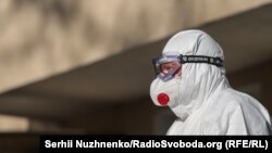 پرسنل بیمارستانی، پزشکان و پرستاران، بهدلیل آنکه با شمار بیشتری از بیماران سر و کار دارند، بیشتر در معرض ویروس و ابتلا به کووید-۱۹ هستند