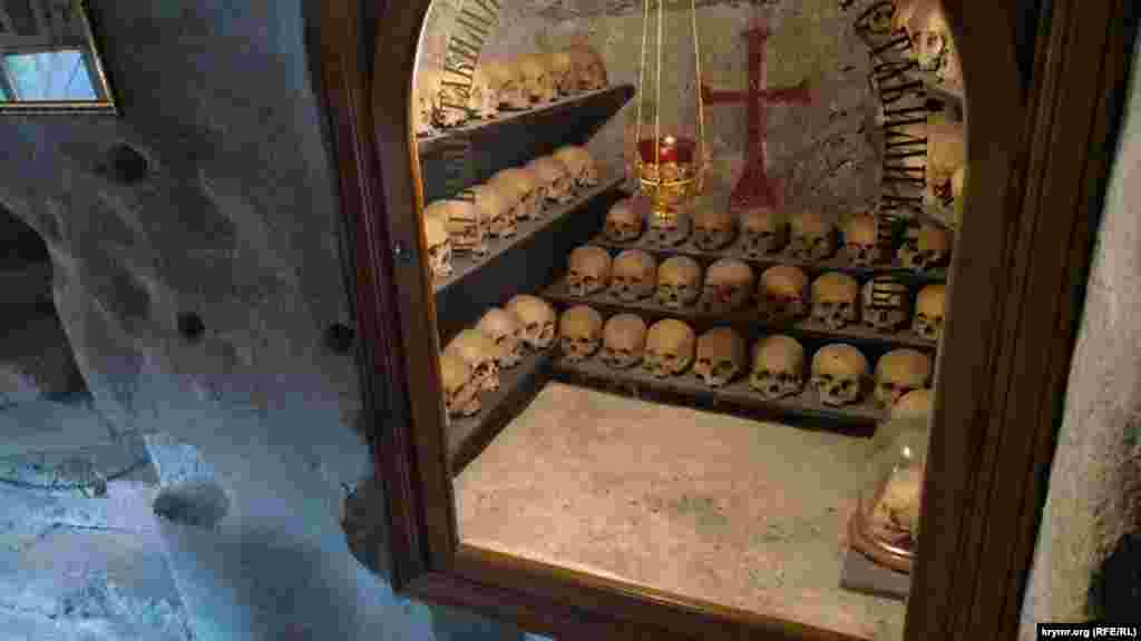 Костніця у стіні храму. На склі склепу написано: «Ми були такими ж, як ви. Ви будете такими ж, як ми»