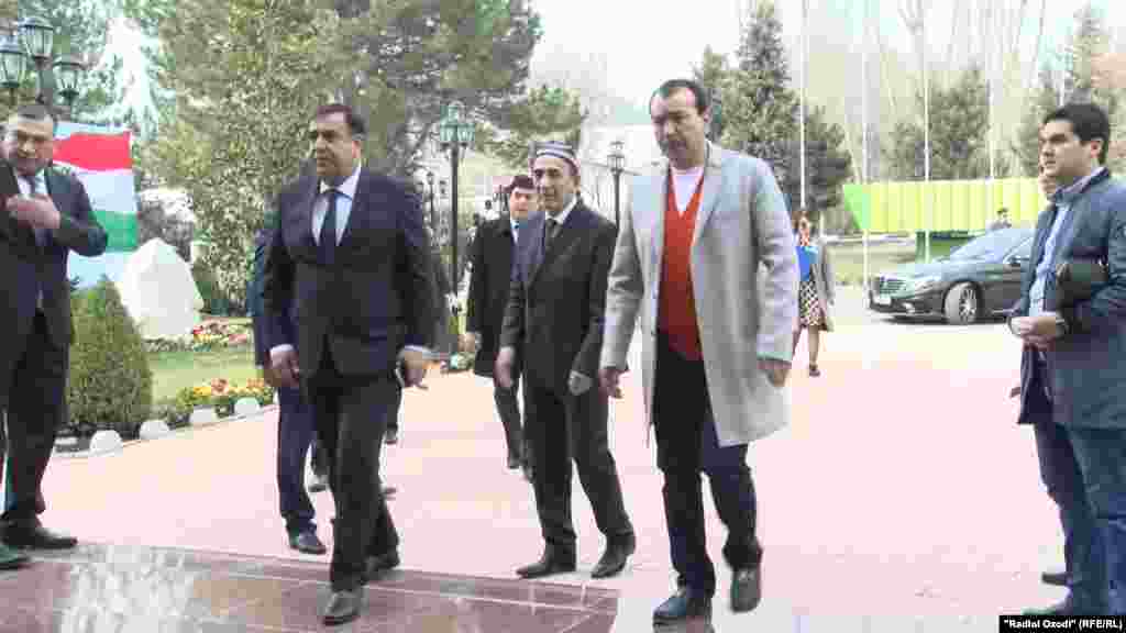 Дар даромадгоҳи Кохи Борбад яке аз овозхонҳои маъруфи Узбакистон Шералӣ Ҷӯраевро мақомоти баландпояи тоҷик, аз ҷумла, Маҳмадсаид Шоҳиён, раиси Кумитаи телевизион ва радио, Асадулло Раҳмонов ва Абдуҷаббор Раҳмонзода - ёварони президенти Тоҷикистон шодбош гуфтанд