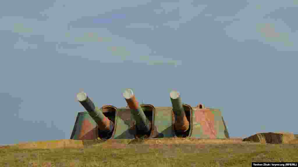 До моменту вторгнення німецьких військ на територію СРСР бронебаштова батарея №30 була повністю готова до ведення бойових дій. З цього моменту починається її героїчна історія. На 22 червня 1941 роки 30-я батарея входила до складу 1-го окремого артилерійського дивізіону Берегової оборони Головної бази Чорноморського флоту СРСР. Перші бойові постріли при обороні Севастополя були виконані 1 листопада 1941 року по угрупованню німецьких військ у районі станції Альма (нині Поштове). За два місяці бойових дій «тридцятка» здійснила 1238 пострілів і це призвело до повного зносу гарматних стволів