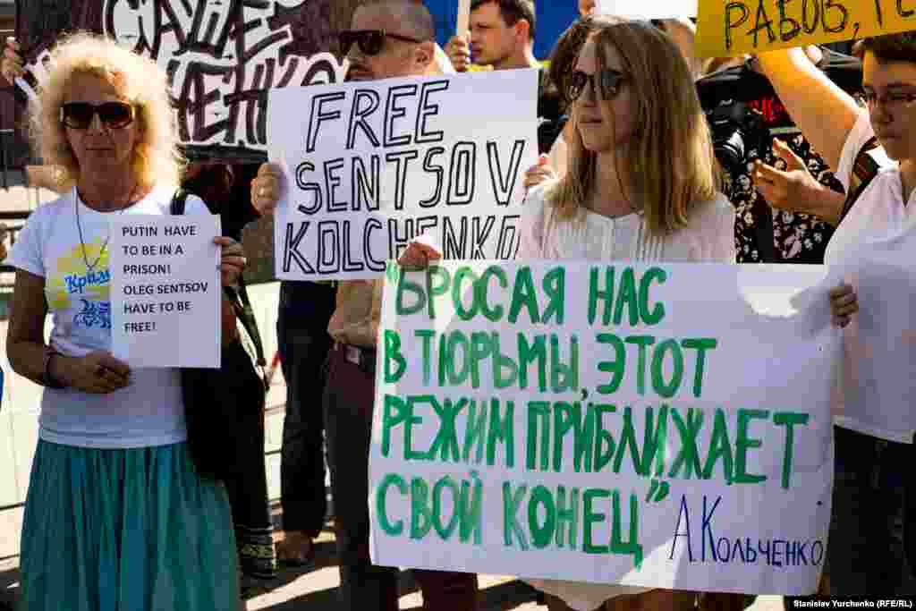 Російська влада звинувачує Сенцова і Кольченкоа у створенні осередку забороненого в Росії «Правого сектора», підпалі офісів «Російської общини Криму» і партії «Єдина Росія» в Сімферополі, а також у підготовці вибуху пам'ятника Леніну.