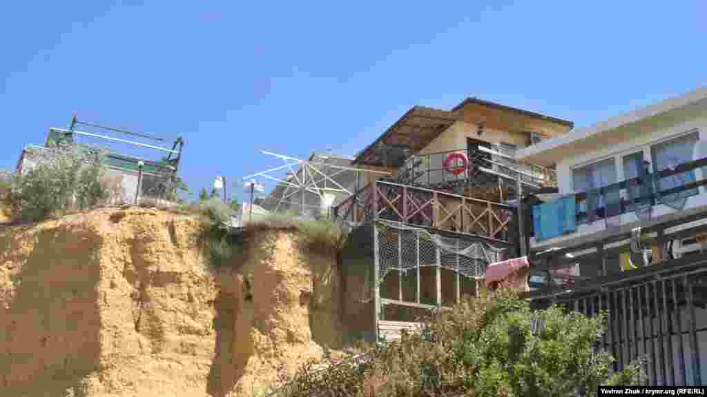 На глинистому зсувонебезпечному обриві туляться мальовничі «фавели»