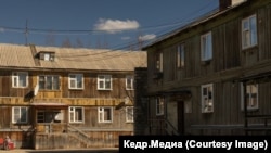 Деревянные дома в Мирном. Фото: Марина Сычева