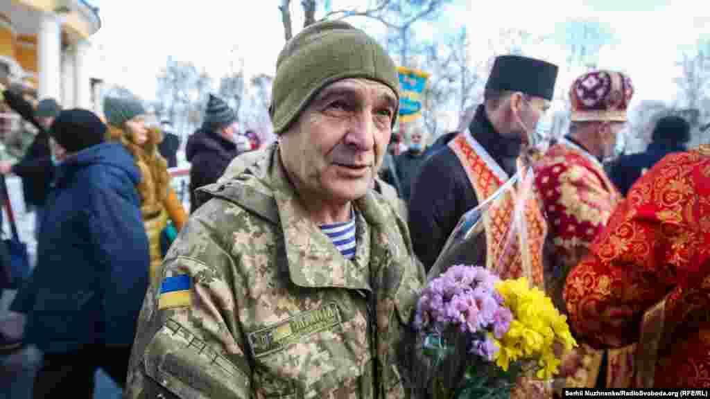 Учасники пам’ятної ходи пройшли від станції метро «Арсенальна» до Аскольдової могили, де похована частина крутян. На місці присутні поклали квіти, священники відслужили панахиду за героями