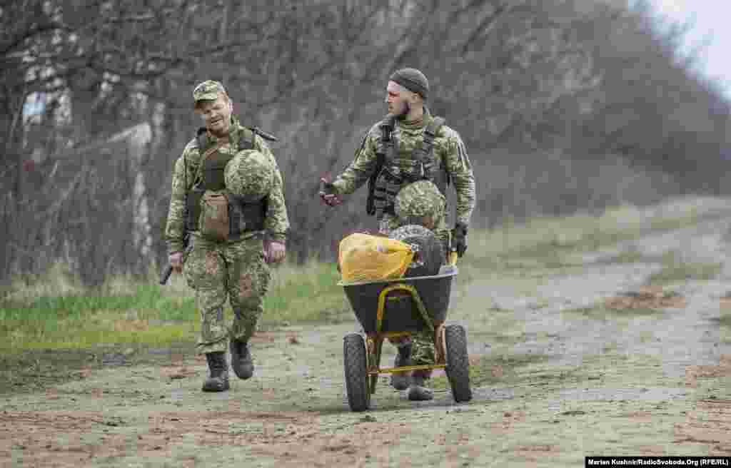 Війна війною, а буденне життя ніхто не скасовував. Військові між позиціями пересуваються виключно у елементах особистого захисту. Це «залізне правило», кажуть, яке вберегло життя не одного військового