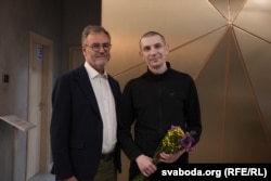 Таким Лосік є зараз, після понад 5 років ув'язнення. На фото Лосік після звільнення поруч із президентом Радіо Свобода Стівом Капусом,. 11 вересня 2025 року