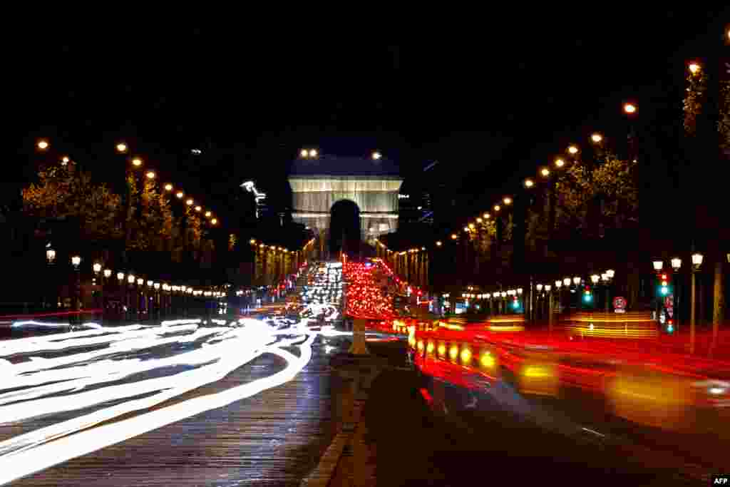 Поглед към арката от "Шан-з-Елизе"