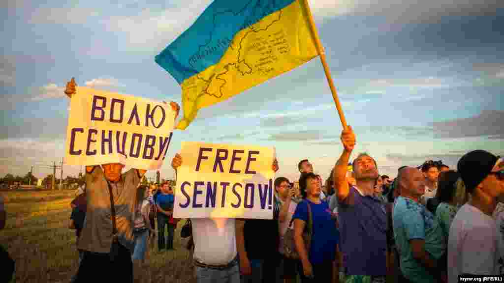 68-й день голодування. Гасла #FreeSentsov були на концерті групи «Бумбокс», яка виступила на адміністративному кордоні з Кримом