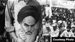 A supporter holds a portrait of Ayatollah Khomeini in 1979 (photo by Reza Deghati)