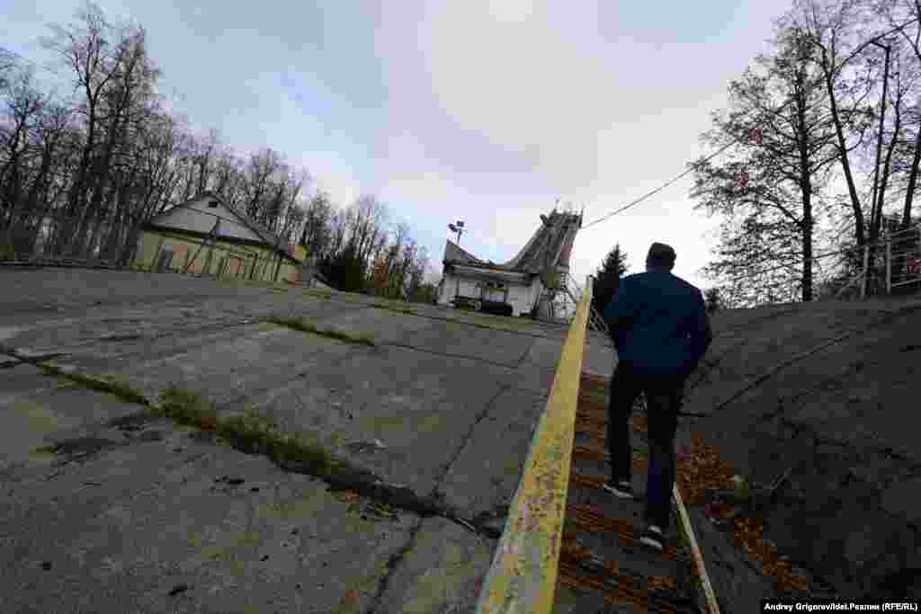 Знаковое место. Трамплин. Считается самой высокой точкой Казани. Длина разгона – 50 м, гора приземления – 80 м. Построен как комплекс детско-юношеских трамплинов в начале 80-х. Действует и поныне. В зимние выходные – очень популярное место проката спортивного инвентаря