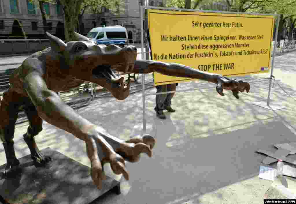Jedna od nekoliko skulptura vukova postavljenih blizu ruske ambasade u Berlinu. Na tabli piše "Dragi gospodine Putine, držimo vam ogledalo. Šta vidite? Da li ova agresivna čudovišta predstavljaju naciju (ruskih umetnika) Puškina, Tolstoja i Čajkovskog?" Skulpture su postavljene u aprilu 2022.