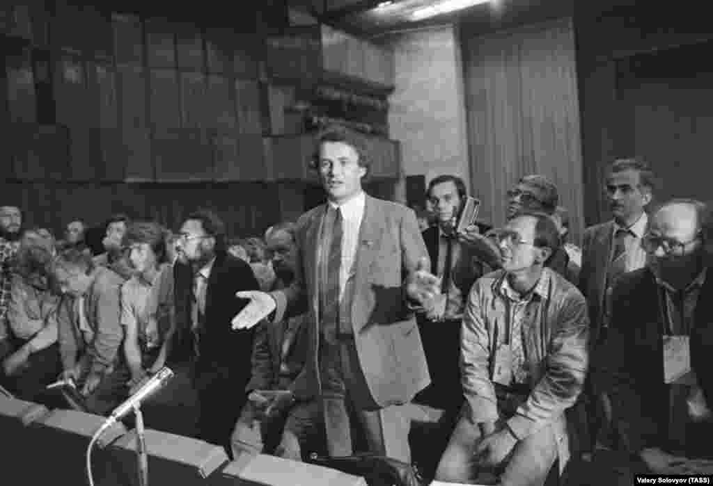 На пресконференції виступає письменник, народний депутат СРСР Володимир Яворівський, а крайній справа – поет Іван Драч, якого на цьому з’їзді пізніше обрали головою НРУ