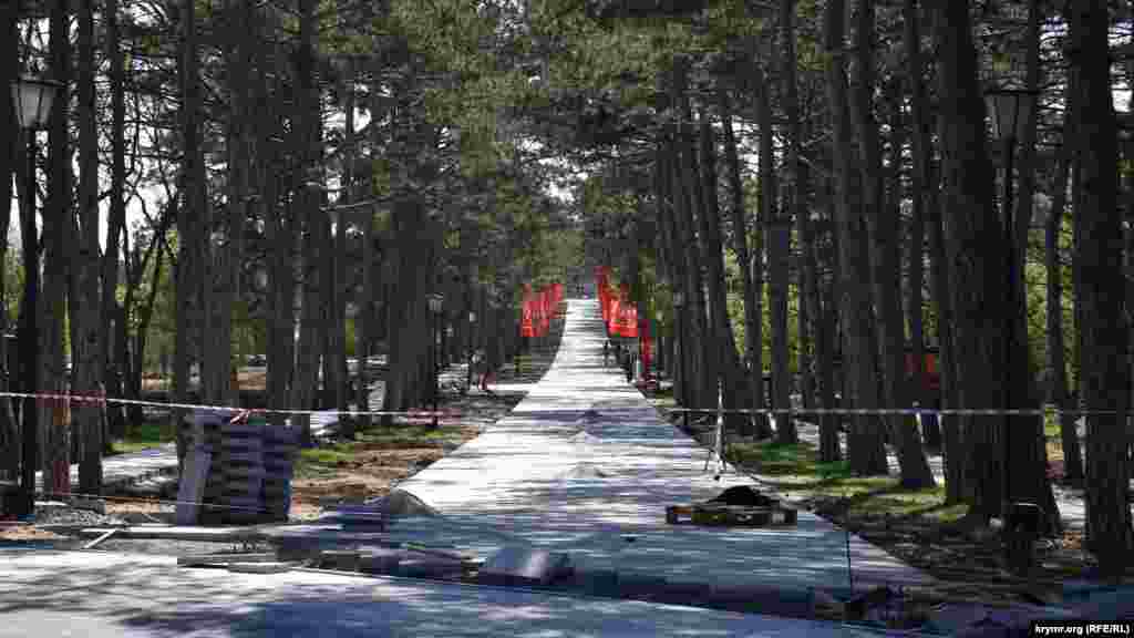 Укладання плитки на так званій «Алеї Безсмертного полку» не закінчене