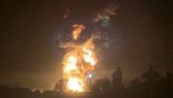 В Феодосии горит крупнейшая нефтебаза в Крыму (видео) В Феодосии горит крупнейшая нефтебаза в Крыму (видео)