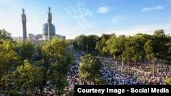 Таҷаммӯи мардум дар яке аз намозҳои ид дар масҷиди марказии Петербург. Акс аз сомонаи www.dum-spb.ru