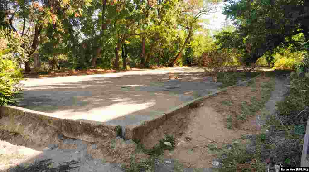 Дорогою до Малахова кургану вона перетинає вулиці Робочу, Горького і Перекопську. Біля будинку №1 – покинутий і досить просторий майданчик. Призначення з'ясувати не вдалося, але за розмірами підходить під волейбольний або баскетбольний. За майданчиком починається стежка, якою можна спуститися в Ушакову балку