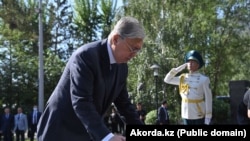 Президент Казахстана Касым-Жомарт Токаев возлагает цветы к монументальному комплексу жертвам голода. 31 мая 2022 года