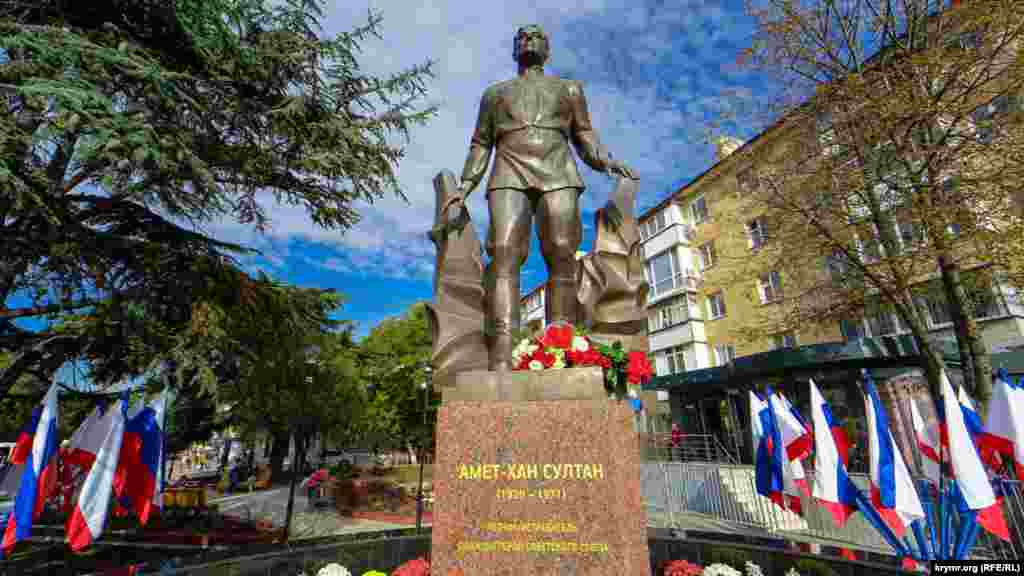 Погляд бронзового Амет-Хана Султана спрямований у бік гір, його малої батьківщини – Алупки