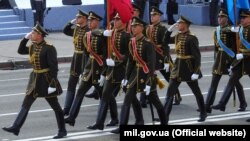 Військовий парад до Дня Незалежності України. Київ, 24 серпня 2017 року. Нова форма почесної варти нагадує форму військ часів Гетьманату Павла Скоропадського.