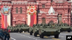Ruska vojna vozila na Crvenom trgu tokom vojne parade povodom Dana pobjede u Moskvi.