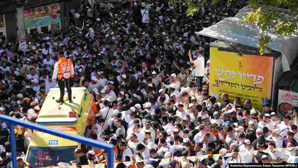 "Тикун ха-клали" (буквальный перевод: "всеобъемлющее исправление") – это массовая молитва, во время которой зачитывается собрание из десяти псалмов царя Давида, чтение которых служит тшувой (покаянием) за все грехи. Этот сборник псалмов, книгу Тегилим, составил рабби Нахман из Брацлава