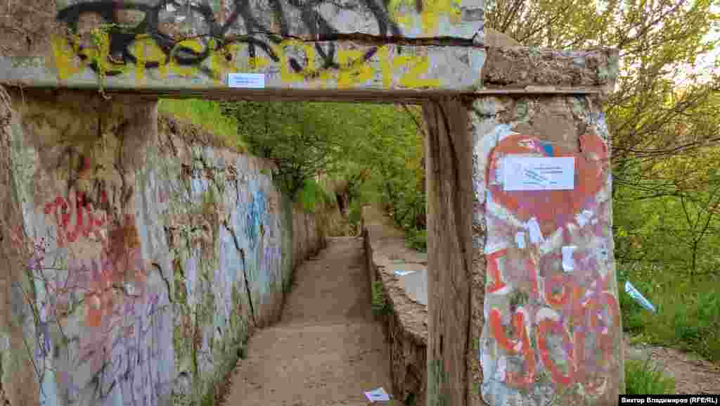 У середньовіччі сходи були дозорним пунктом – з них відкривався вид на долину річки Салгир.  Звідси жителі торгово-ремісничого поселення Ак-Мечеть могли швидко спускатися до річки, досягти її правого берега