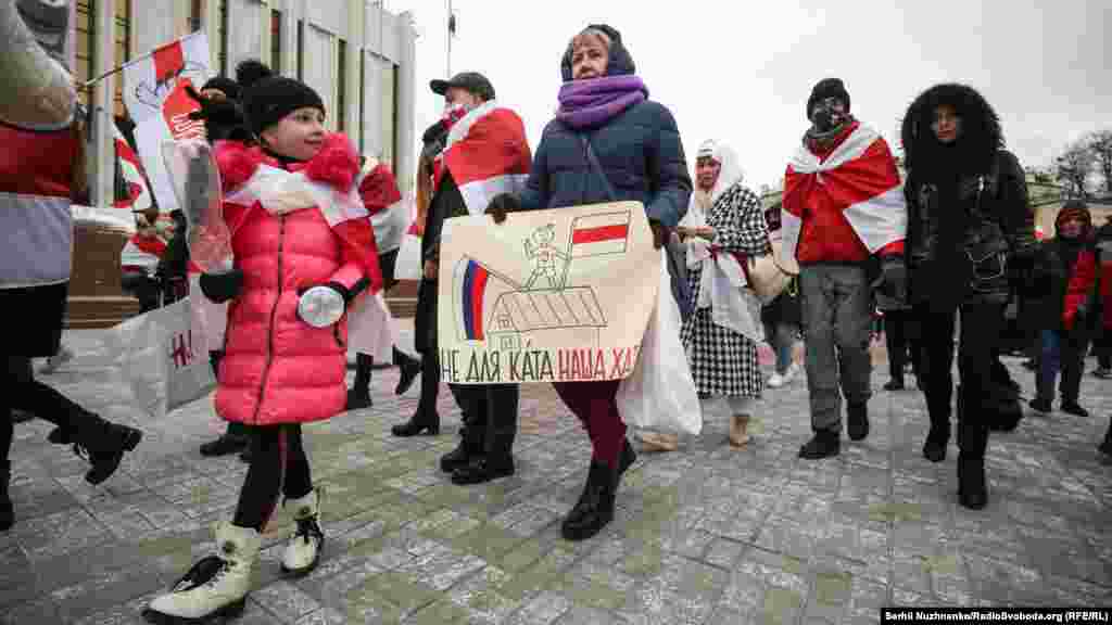 Люди тримали в руках біло-червоно-білі прапори, плакати з написами «Ми разом і ми переможемо», «Свободу політв'язням» тощо та скандували «Живе Білорусь»