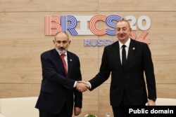 Никол Пашинян (слева) и Ильхамом Алиевым, 24 октября 2024 года