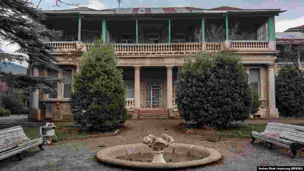 Тут же, в парку імені Мордвинова, трохи вище палацу є ще одна чудова будівля – особняк княгині Барятинської «Уч-Чам». Княгиня Марія Володимирівна Барятинська була представницею давнього роду Рюриковичів, а наприкінці XIX – на початку XX століть стала однією з найбільш знаменитих жительок Ялти, прославившись благодійністю. У 1885-му за її ініціативою було відкрито пансіонат «Дарсана» для легеневих хворих, що утримувався на кошти княгині. А в 1901 році був відкритий перший в Росії санаторій для туберкульозних хворих, збір коштів для будівництва якого організувала Барятинська