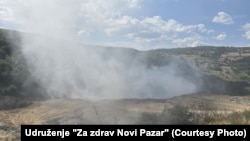 Dve nedelje nakon izbijanja požara na deponiji Golo brdo, nema otvorenog plamena, ali ima dima, jul 2025.