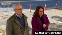 Nail Kajević i Selma Memović Čolović, članovi porodica žrtava uoči izricanja presude pred Specijalnim sudom u Beogradu. Tela Nailovog brata Nijaza i Selminog oca Fikreta do danas nisu pronađena.