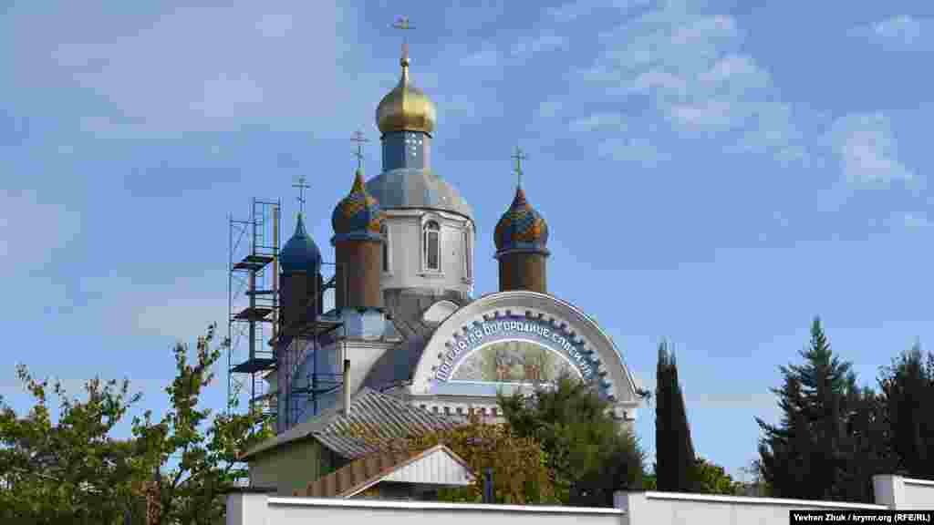 Церква Успіння Пресвятої Богородиці – у будівельних лісах. Починали її будувати в непростому 1923 році, в епоху боротьби більшовиків з релігією. Радянська влада закривала храм у 1930-х і 1960-х роках, там розміщувався спортзал, клуб, зерносховище. У 1965 році церква була остаточно зруйнована, її відновлення почалося в 1994 році