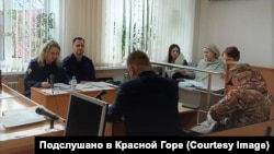 სასამართლო სხდომა. ელენა სოკოლოვა უკანა რიგში, მარცხნივ. ლუდმილა გურბანოვა კამუფლაჟის ფორმაში