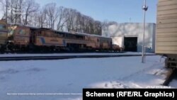 За словами працівників, до приїзду знімальної групи більш справну техніку переганяли туди, куди збиралися водити журналістів, а ту, що в гіршому стані, – ховали