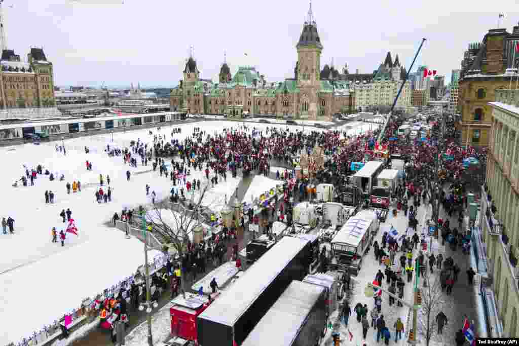 Водії вантажівок та інші демонстранти протестують проти обмежень пов'язаних із пандемією COVID-19 в Оттаві, Онтаріо, Канада.12 лютого 2022 року. Через проведення демонстрацій було паралізовано центр канадської столиці