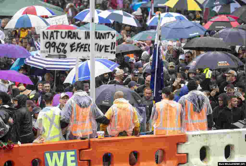 Протестувальників, які виступають проти вакцинації від коронавірусу в Новій Зеландії, не зупинив дощ. Протест розпочався, коли колона вантажівок і автомобілів з усієї країни, натхненна протестами в Канаді, приїхала перед будівлю парламенту Нової Зеландії у Веллінгтоні. 12 лютого 2022 року