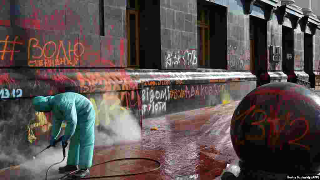 За даними Нацполіції, на сьогодні у справі про події біля Офісу президента слідчими повідомлено про підозру сімом особам